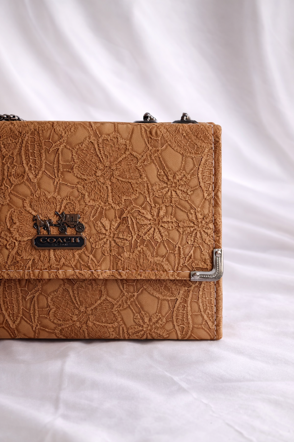 Luxury ladies floral print handbag with spacious interior and strong top handles for everyday use in Pakistan 